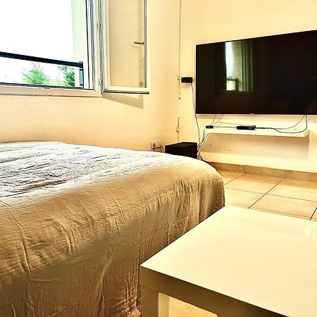 Room In House Villefontaine Luaran gambar