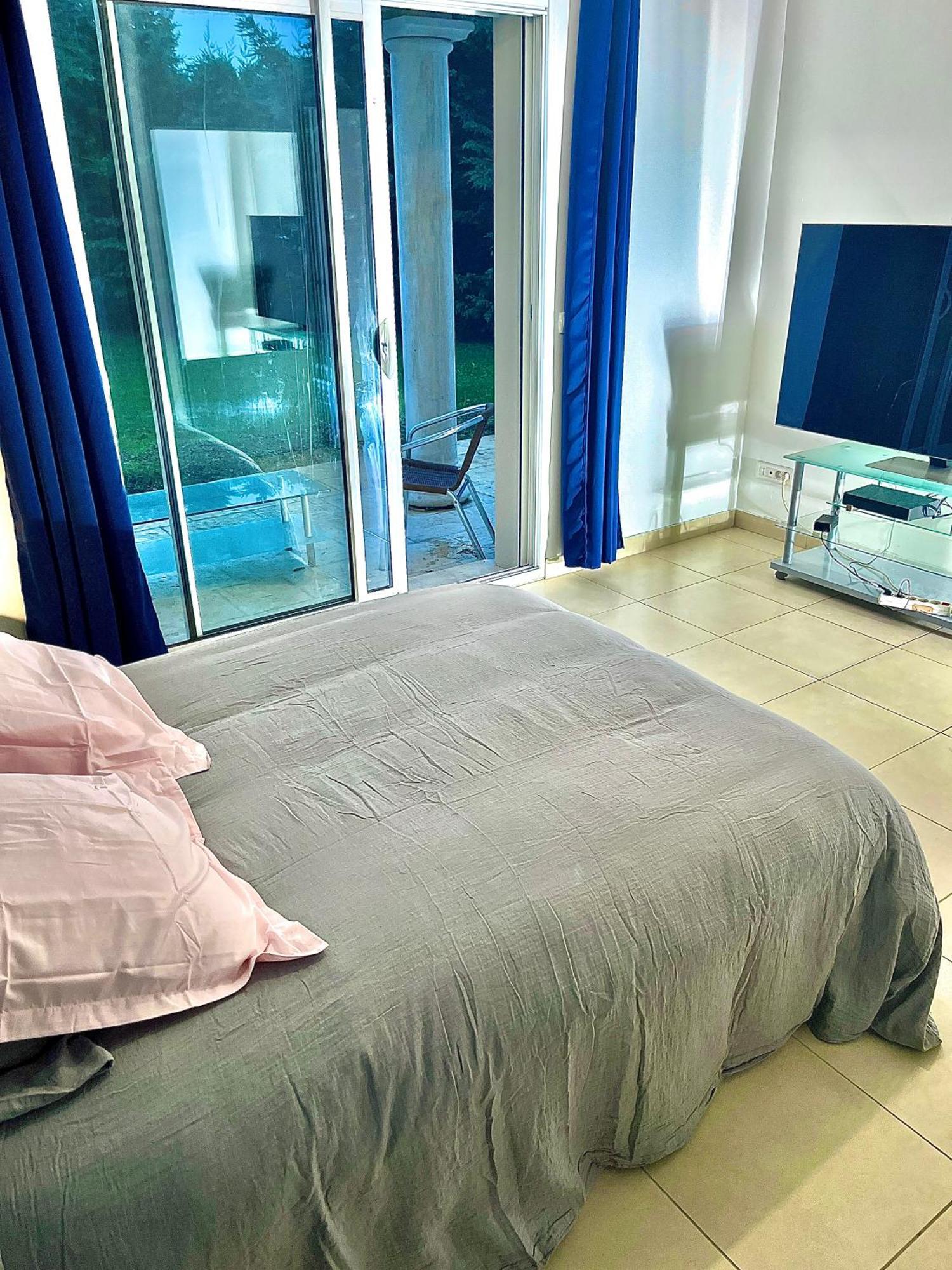 Room In House Villefontaine Luaran gambar