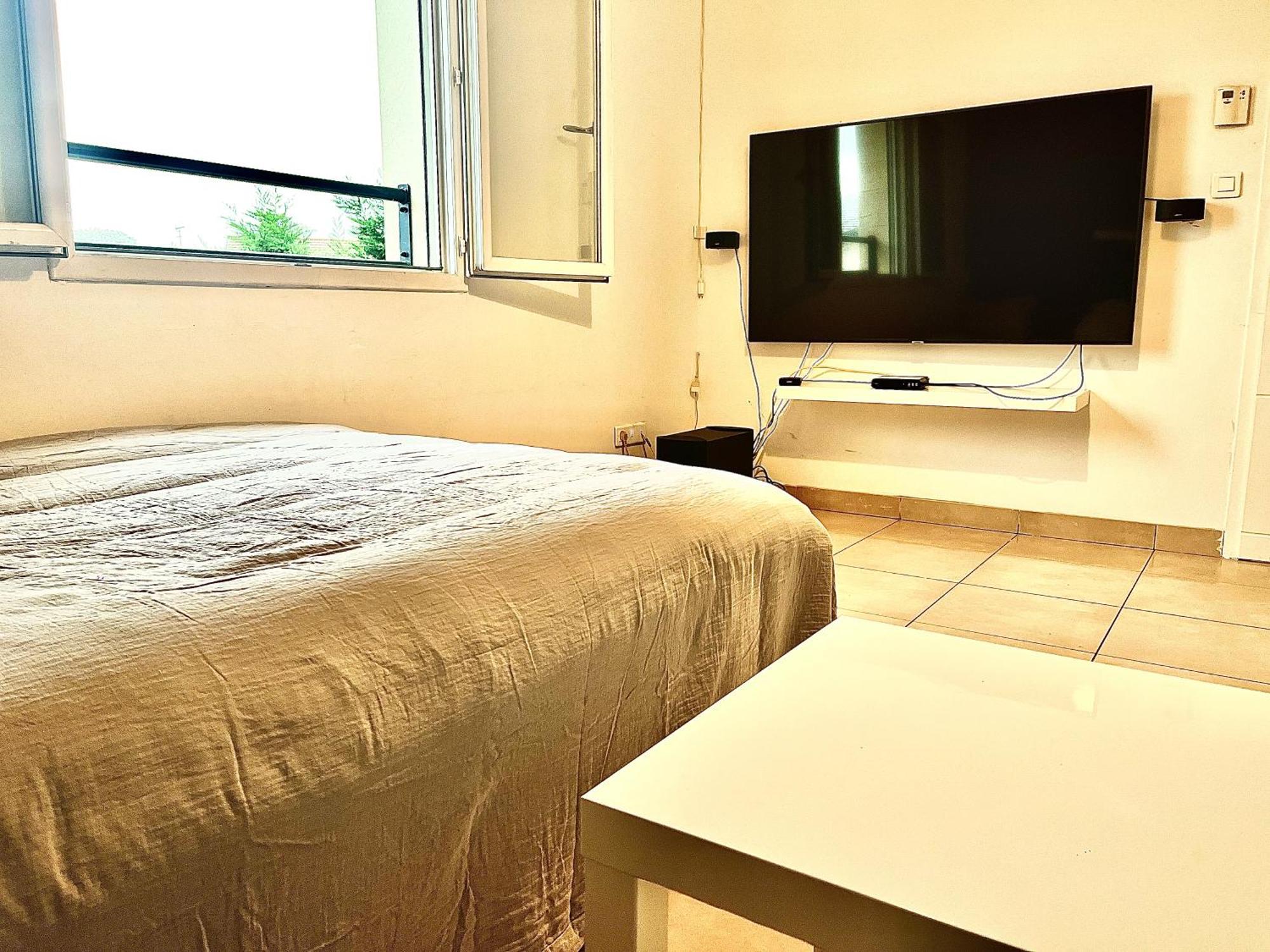 Room In House Villefontaine Luaran gambar