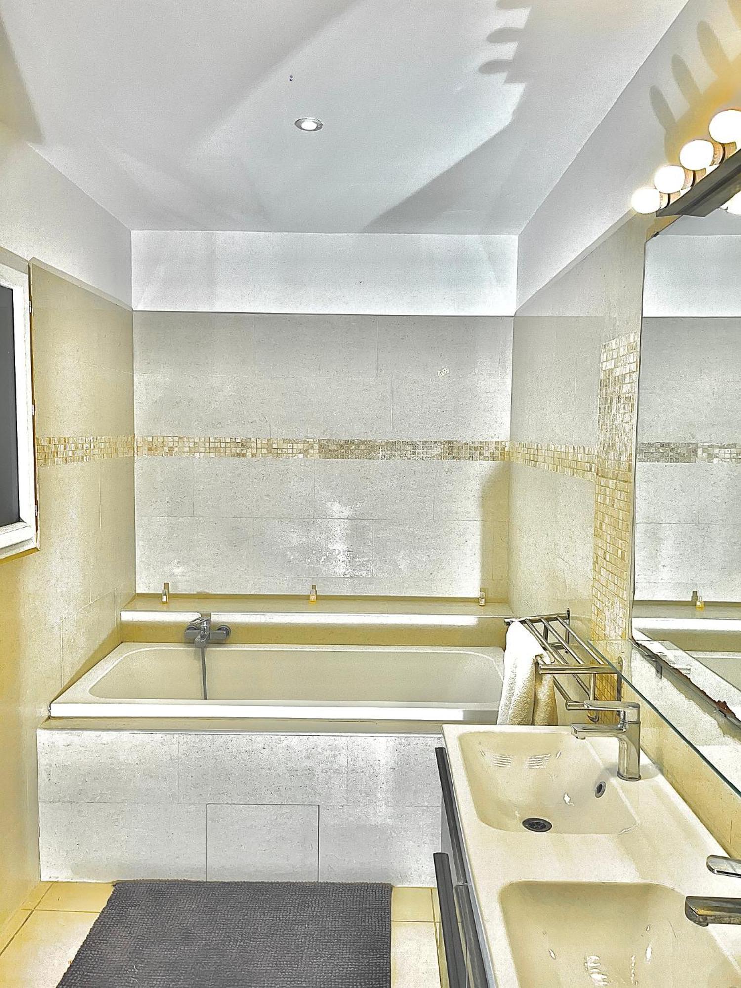 Room In House Villefontaine Luaran gambar